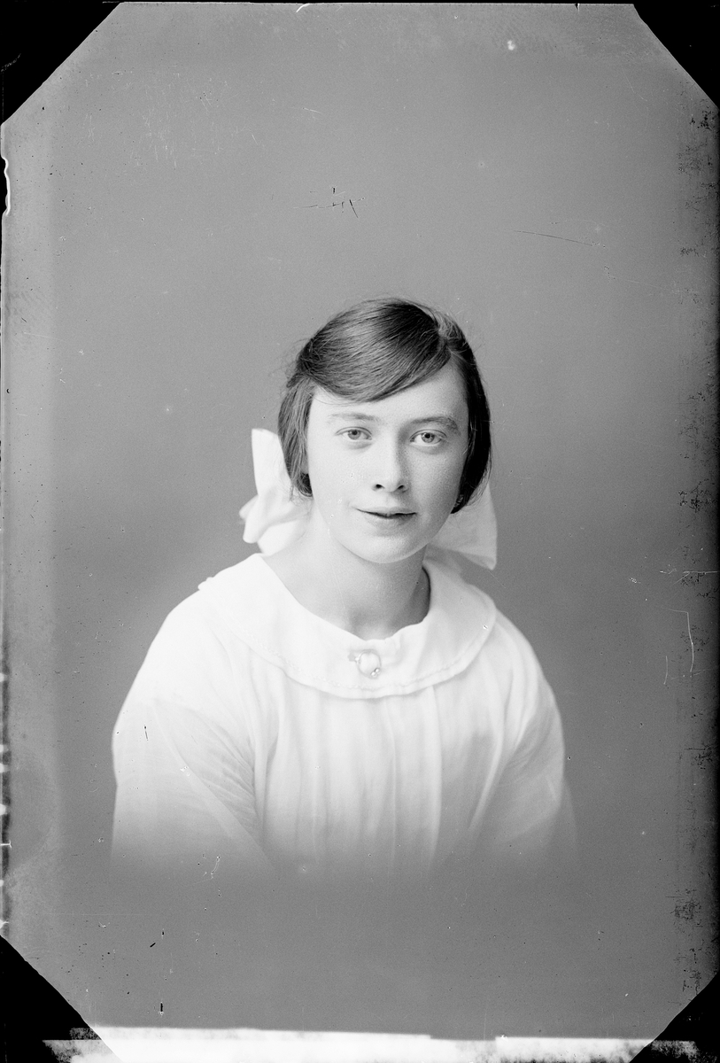 Skötsner-Edhlund, Ateljéporträtt - Elsa Mattsson från Vattensta, Hökhuvud socken, Uppland 1922
