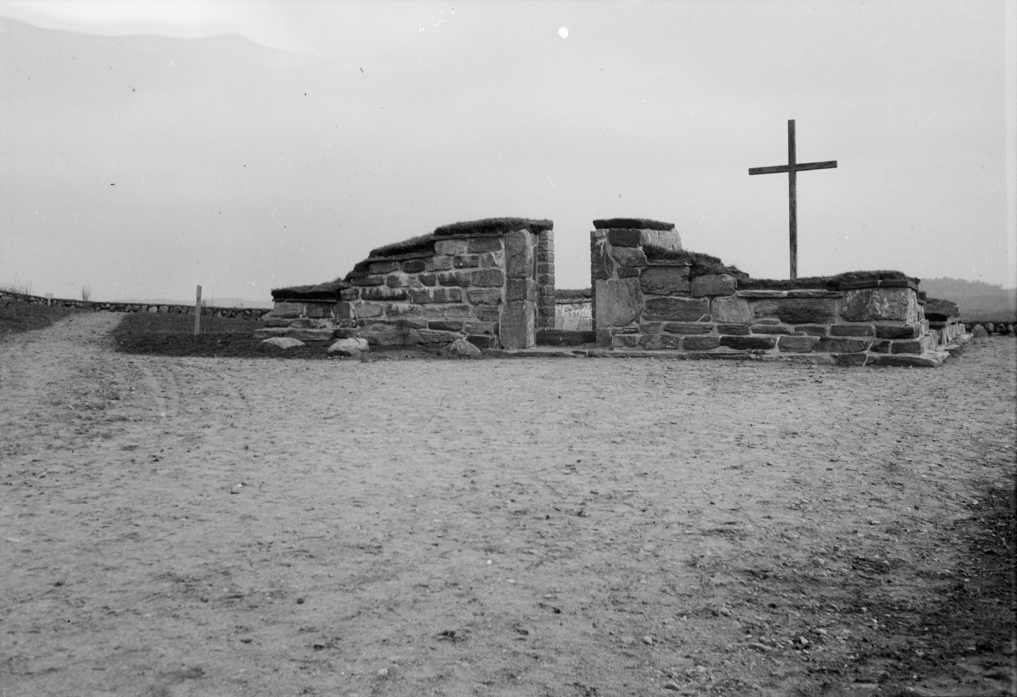 Gustaf Ewald, Härlunda kyrkplats