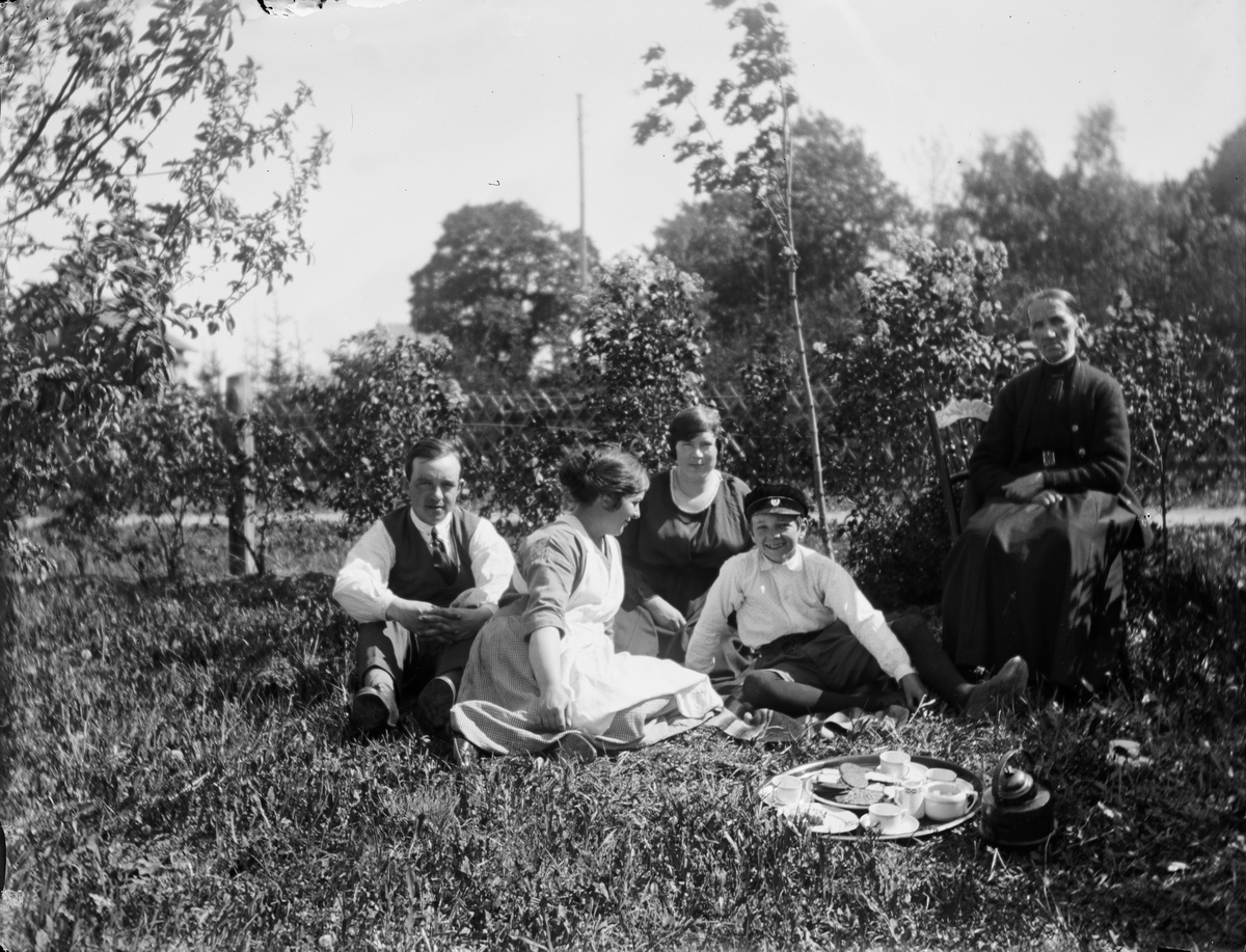 Carl Liljefors, Coffee in the garden, likely Uppland