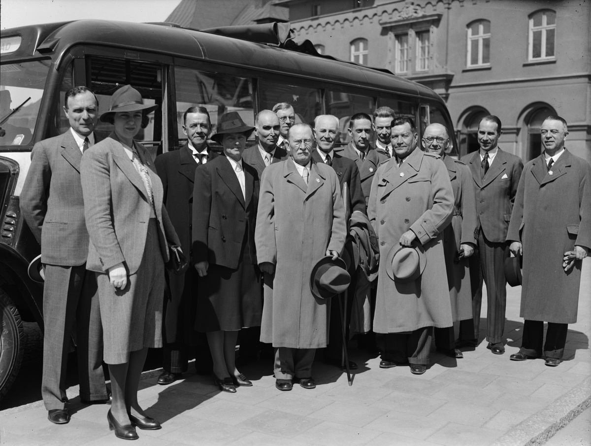 Paul Sandberg, The Board of the Finnish Population Protection Organization, with University Chancellor Professor Gustaf Komppa from Turku as a road manager, together with the Usalian hosts outside Uppsala Central Station