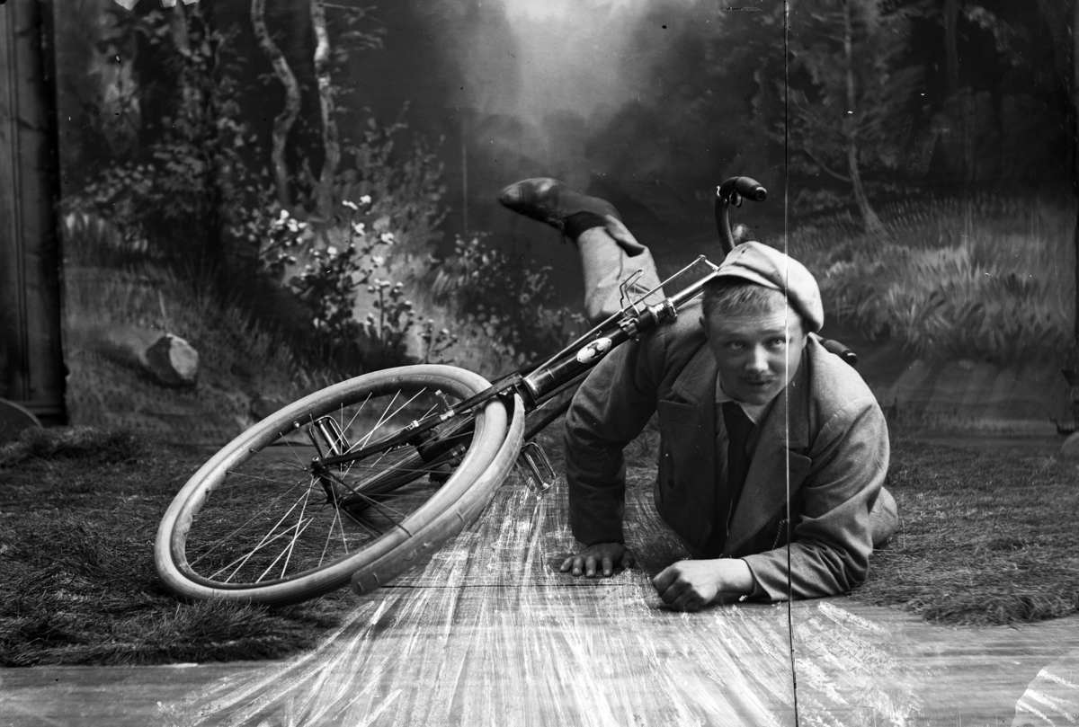 Johannes Larsen Alhaug, Johannes Alhaug med en sykkel i et studio.