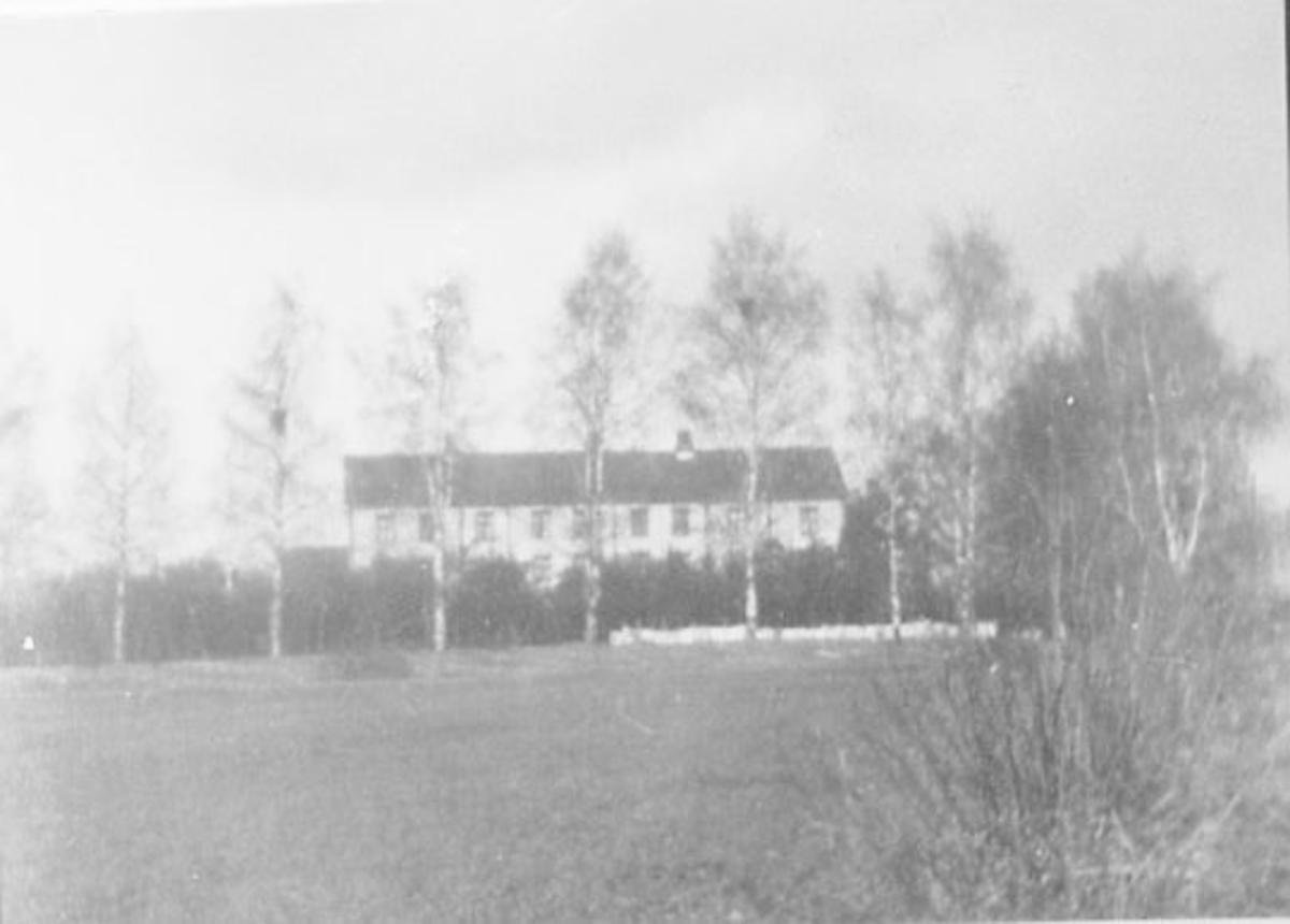 Normann Helger, EKSTERIØR: GARDSBRUK, HOVEDBYGNINGEN SAKSLUND GÅRD