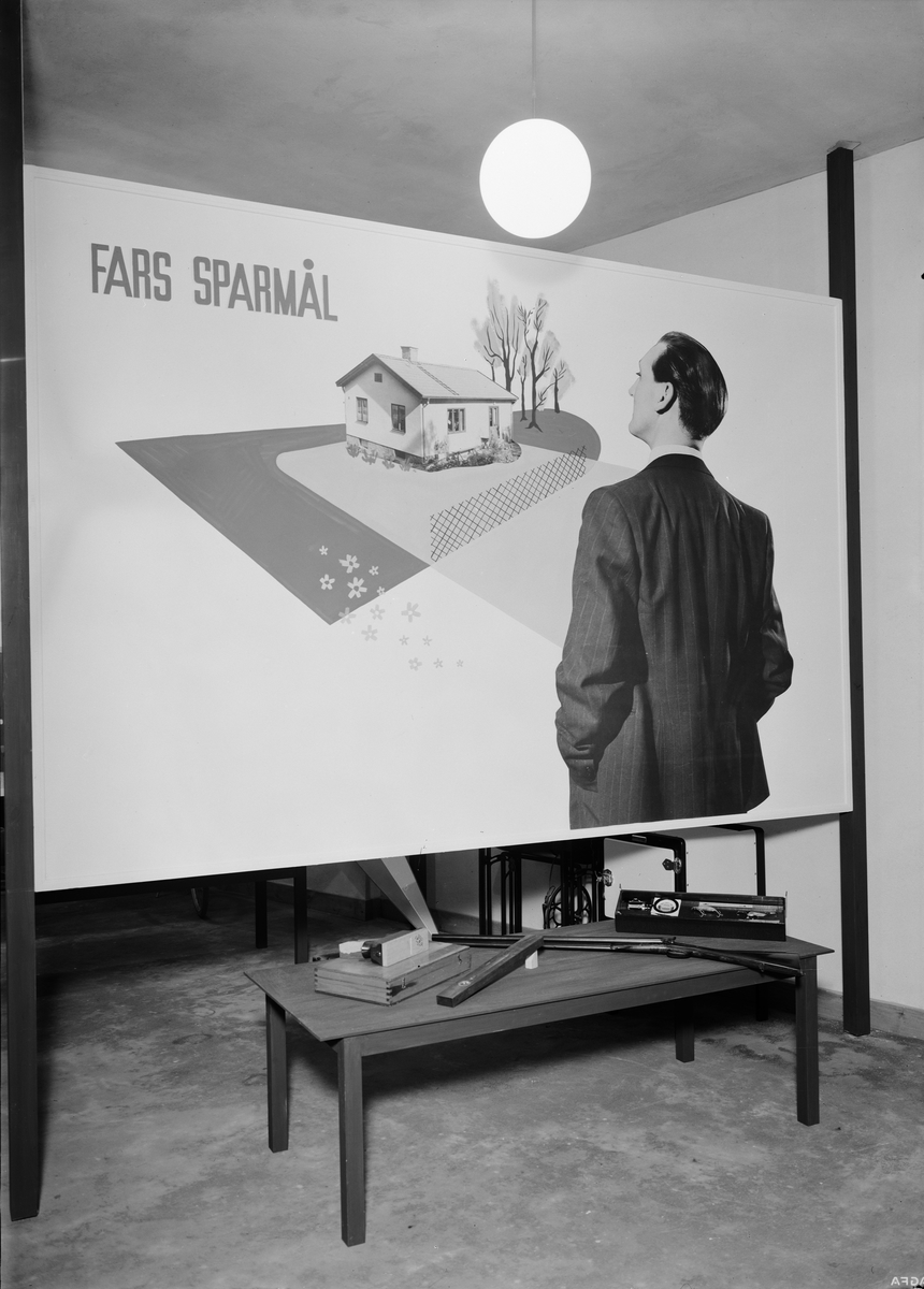 Paul Sandberg, Skylt i Upsala Sparbanks propagandautställning "Spar för att köpa", Svartbäcksgatan 25