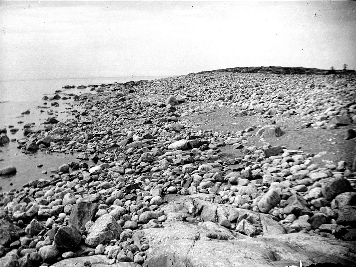 August Fredrik Schagerström, Stony Beach at BodalsStenden, Örskär, Gräsö socken, Uppland in July 1925