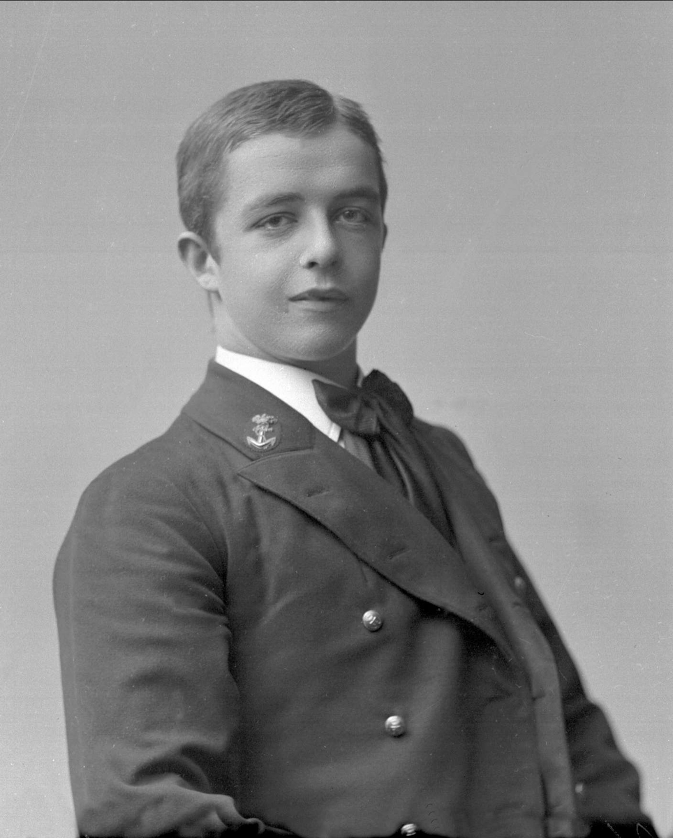 Gustav Borgen, Portrett, mann i kadettuniform fra sjøkrigsskolen.