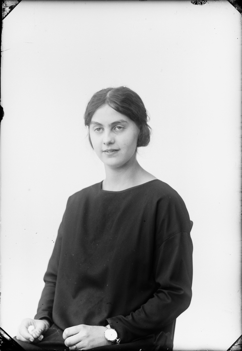 Skötsner-Edhlund, Ateljéporträtt - Margit Olsson, Östhammar, Uppland