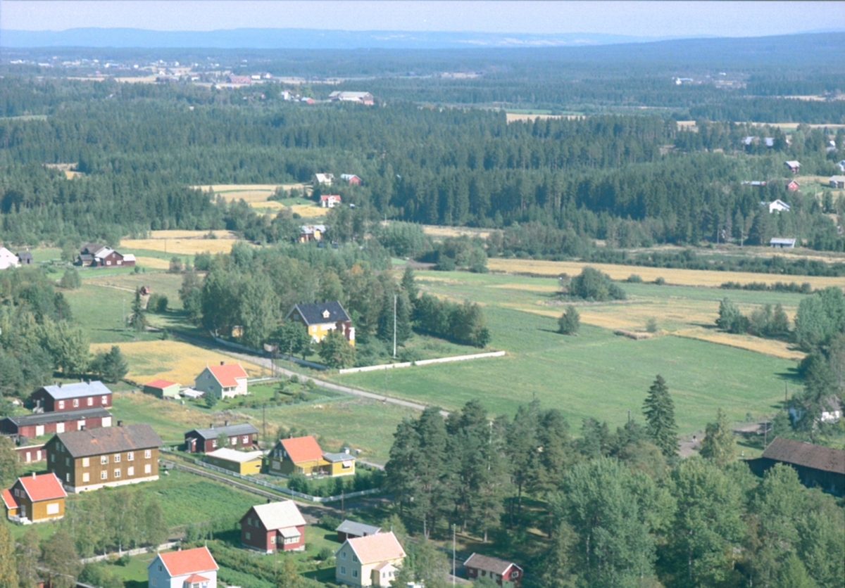 Widerøes Flyveselskap A/S, Flyfoto, Klevbakken. Maihaugen, Parken, Tregården(Øvre Tregård) med flere brakker/uthus. Nyere bebyggelse fra 1950/60-tallet. I bakgrunnen småbrukene Grindstuen, Myrvoll, Herdal. I dag Klevbakken 112, 111, 113, 115, Olarovegen 4 og 5. Løten. Ådalsbruk.