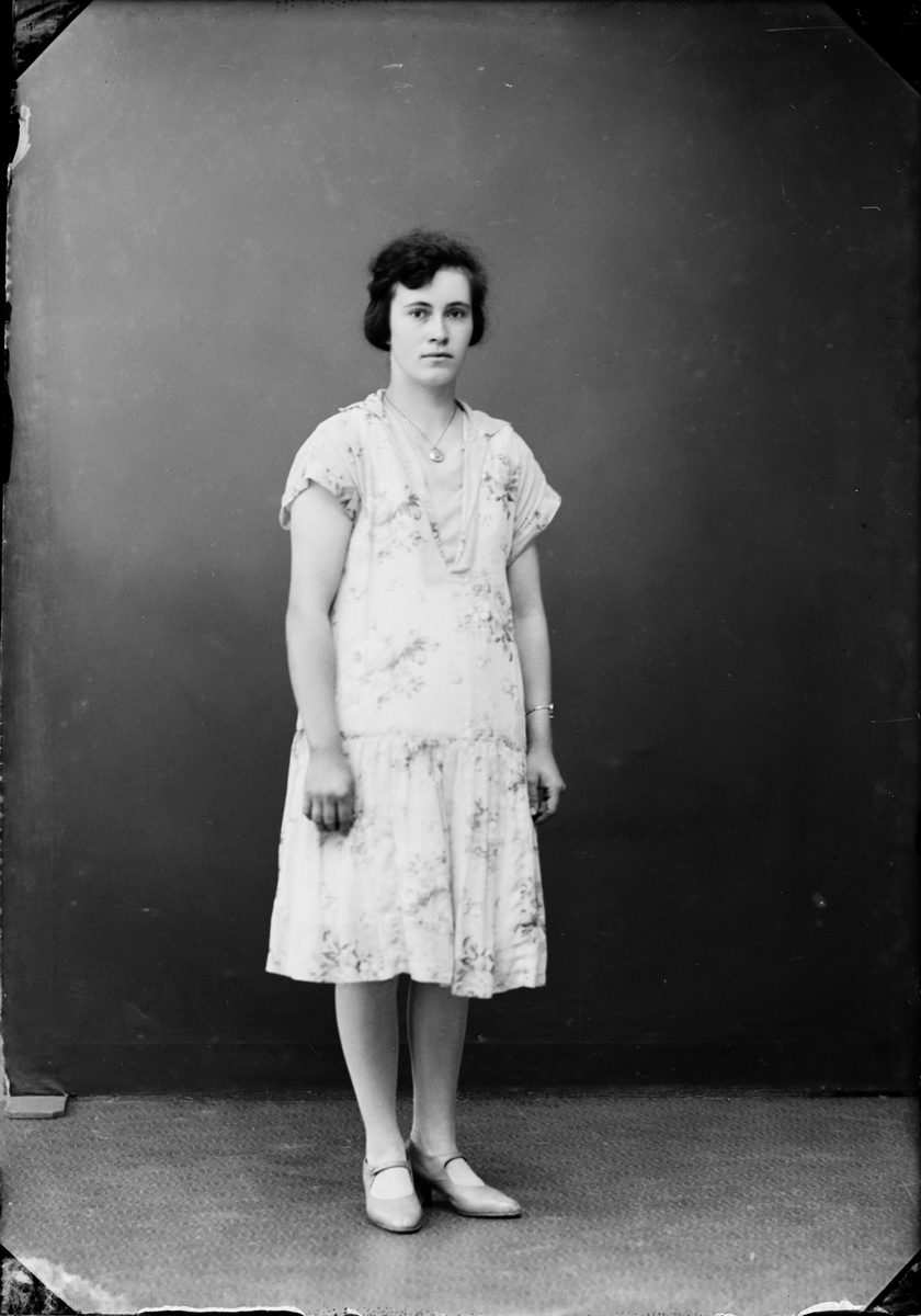 Skötsner-Edhlund, Ateljéporträtt - Wera Berggren från Östhammar, Uppland