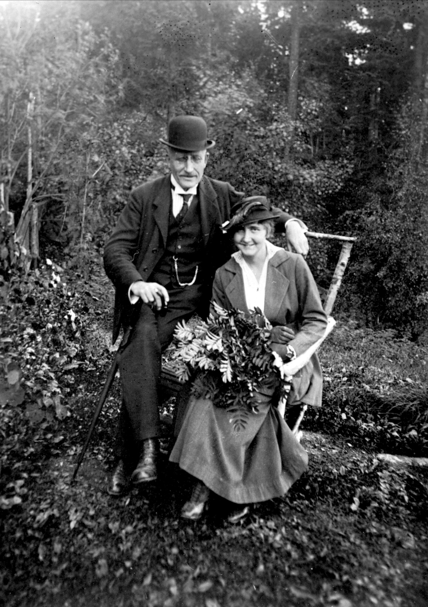 Gustav Borgen, Avfotografering. Ektepar, hun har favnen full av rognebærgrener.
