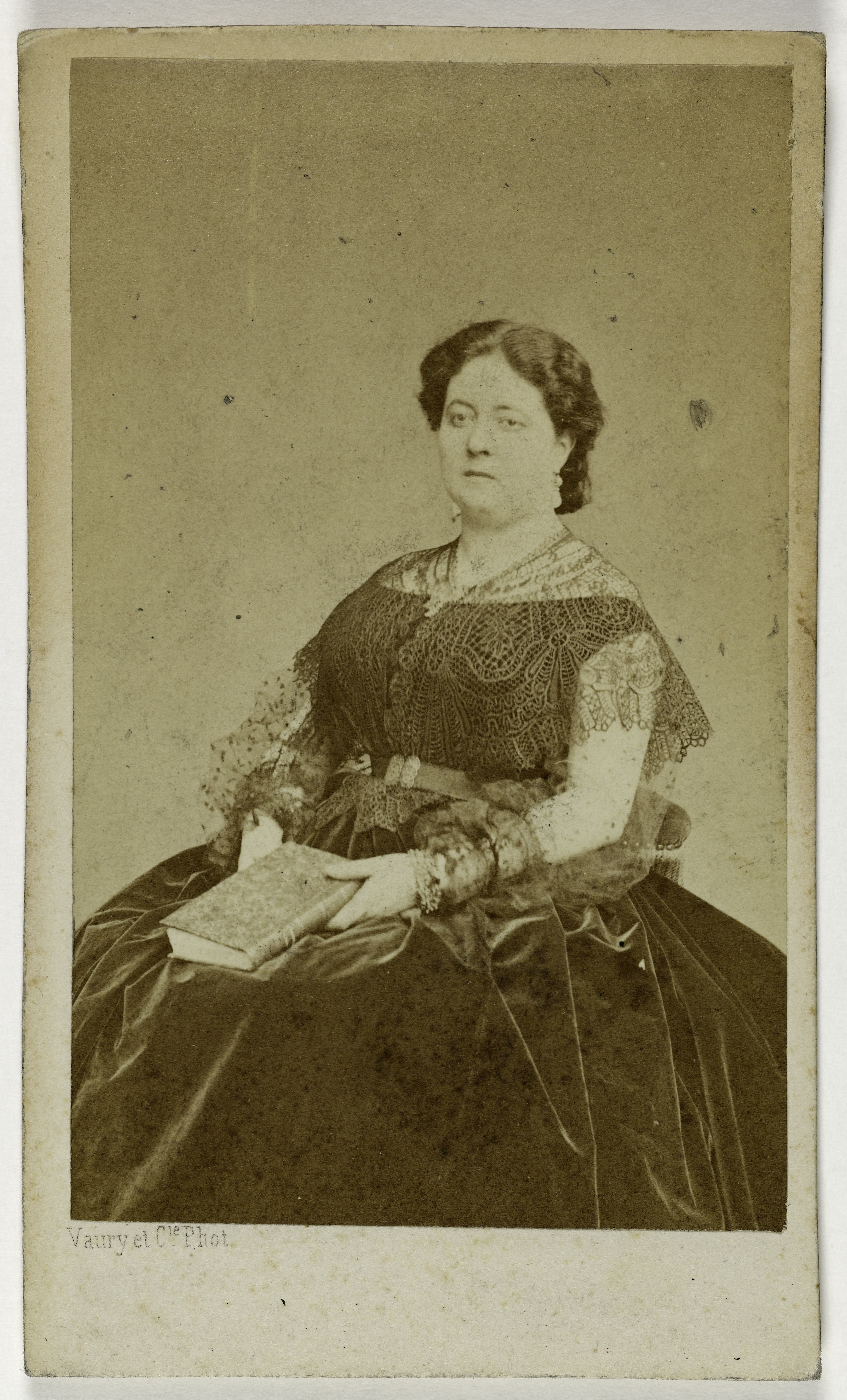 Vaury et Cie, Portrait de Gennetier Amélie, (actrice)