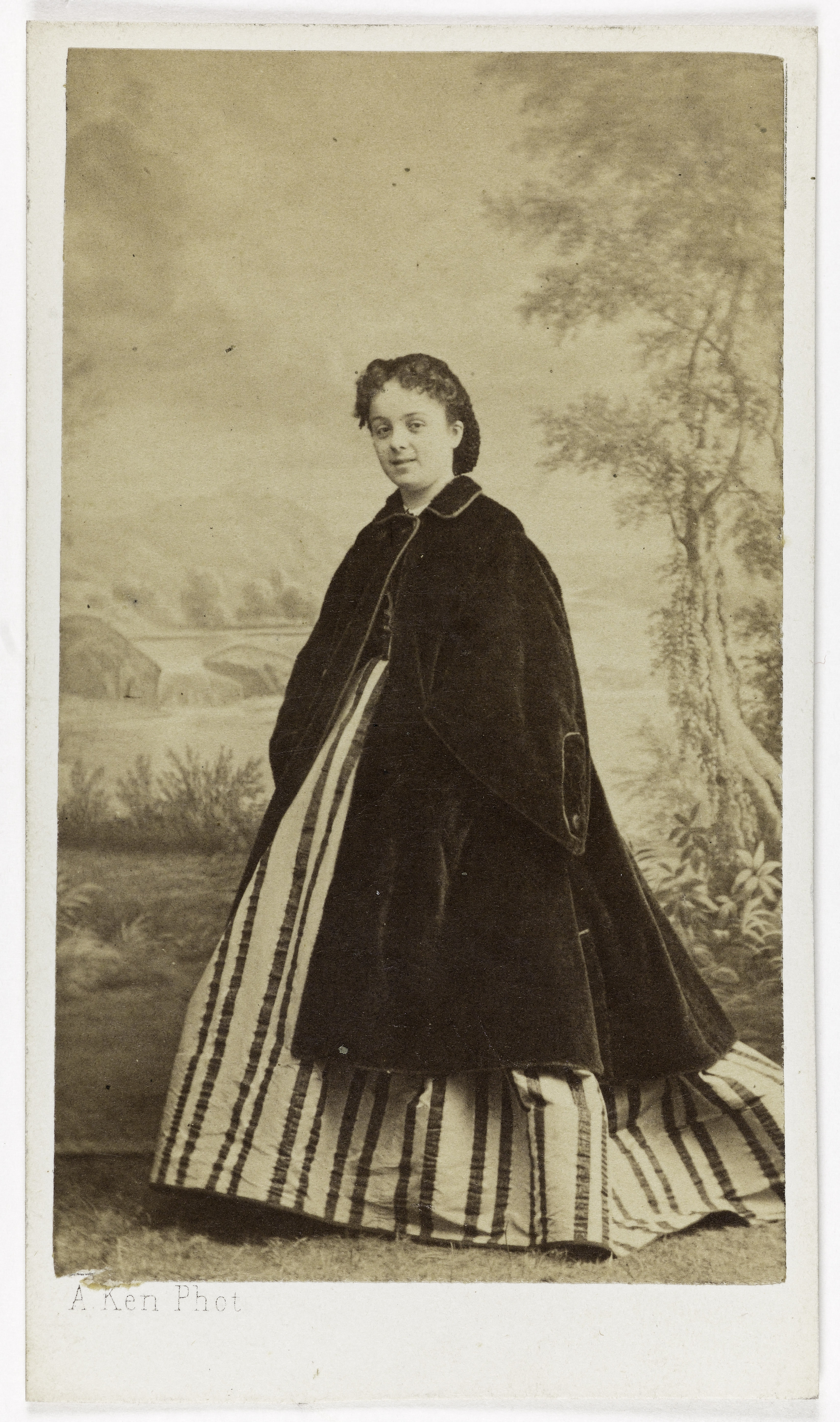 Alexandre Ken, Portrait de Nathalie Marie Hyacinthe Martine, actrice au Théâtre du Palais Royal entre 1859 et 1869 et au Théâtre des Variétés en 1869.