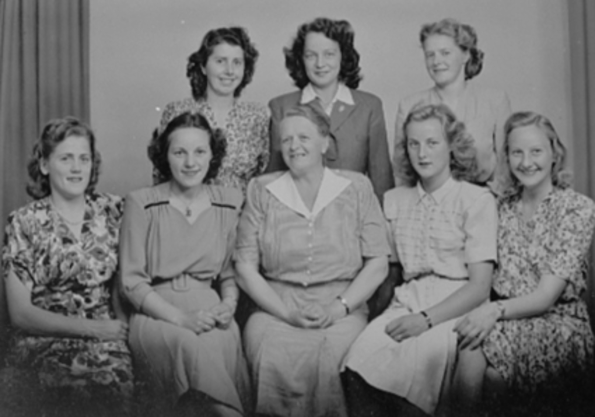 Anno Domkirkeodden, DAMEGRUPPENS STYRE, HÅNDBALLGRUPPEN, HAM-KAM, Foran: Nora Sigstad, Karin Winquist, Agnes Haugli, Ruth Olsen, Ragnhild Kristiansen, Bak: Gunvor Pedersen, Astrid Haga, Inga Andersen.