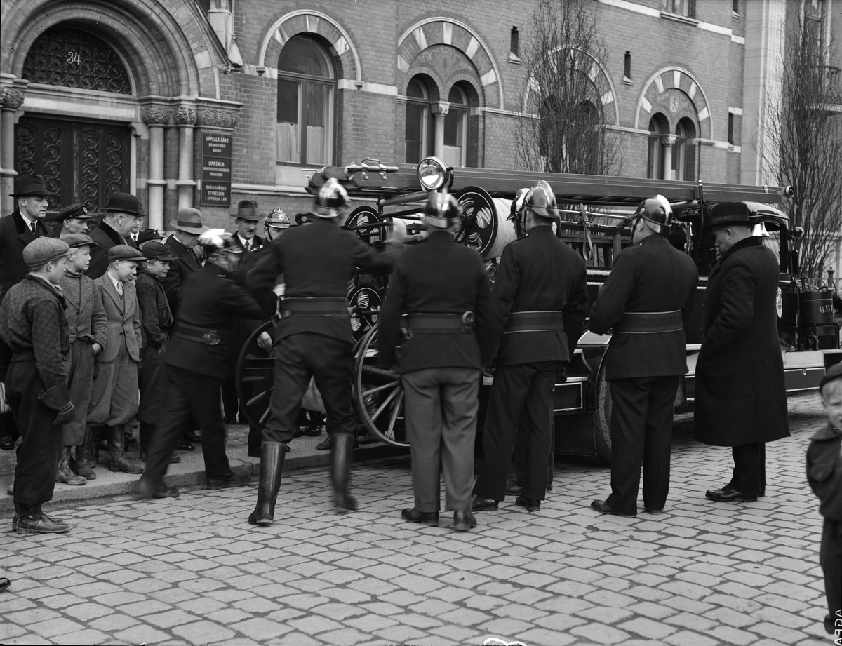 Paul Sandberg, Folksamling på Kungsgatan, kvarteret Oden Ygg, Uppsala 1936