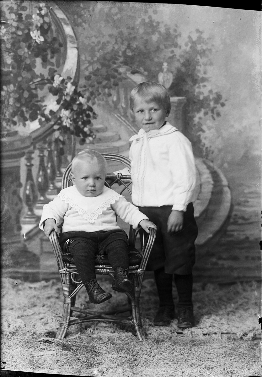 Skötsner-Edhlund, Ateljéporträtt - barn till Skogvaktare W. Karlsson från Sanda, Harg socken, Östhammar, Uppland 1923