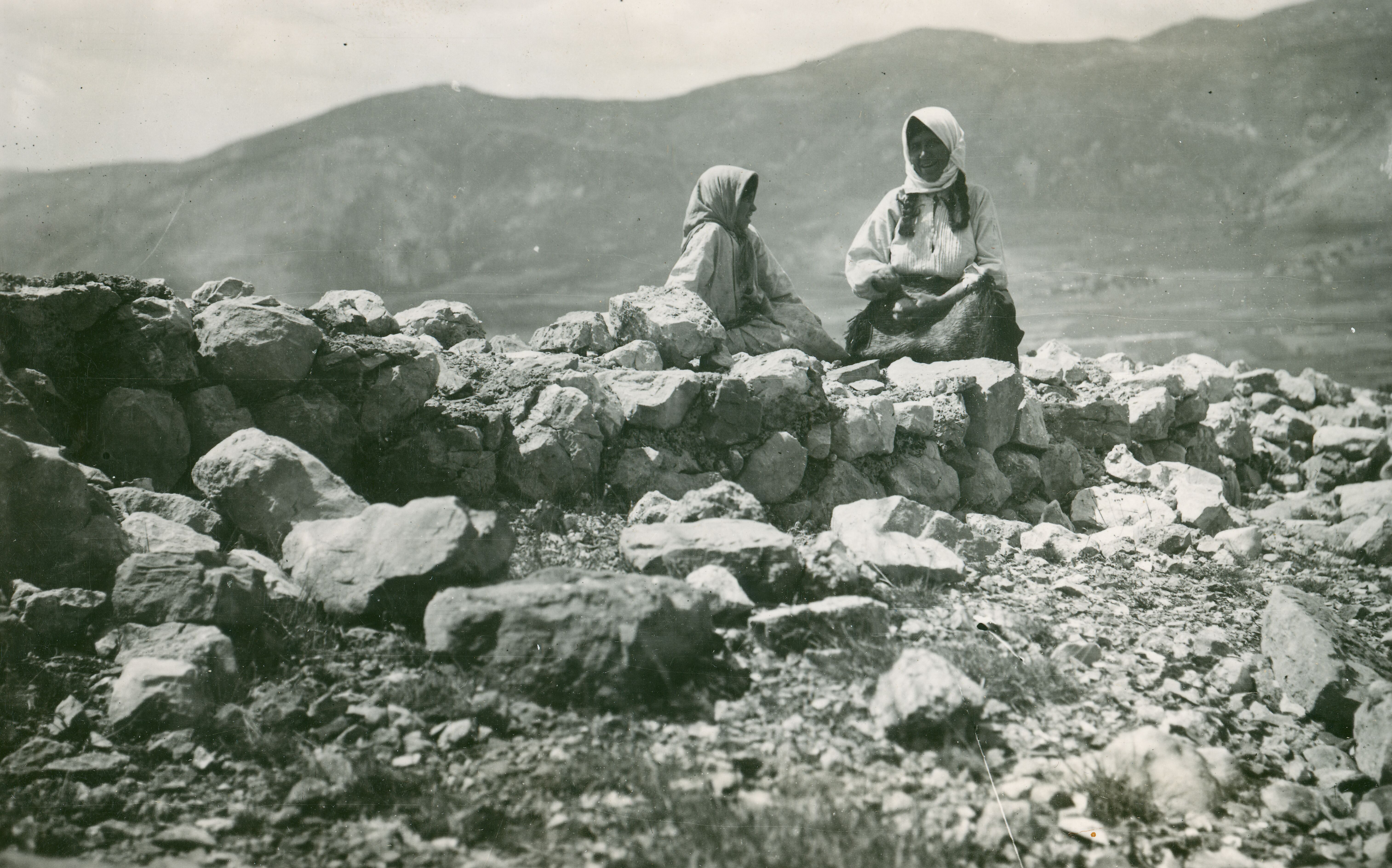 Većeslav Henneberg, Plavno (Knin) - Prethistorijska gradina, detalj zida sa ženama u tradicijskoj nošnji