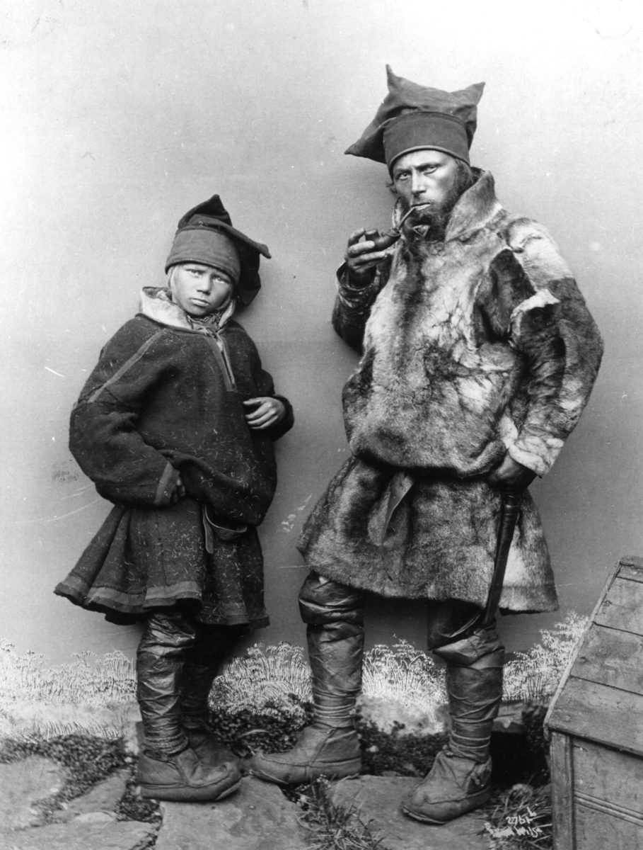 Anders Beer Wilse, En gutt og en mann kledd i drakter fra Kautokeino, henholdsvis sommerdrakt og vinterdrakt (pesk).