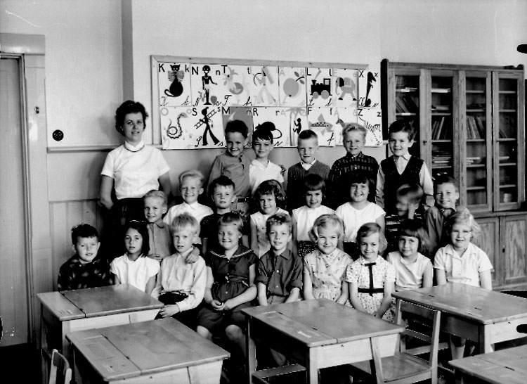 Sven Lindskog, Classroom interior, 22 schoolchildren with a teacher.