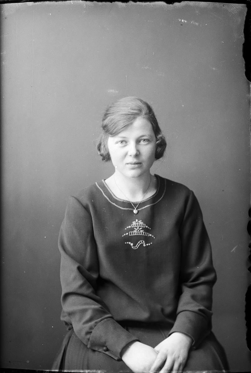 Skötsner-Edhlund, Ateljé Portrait - Karin Eriksson from Norrskedika, Börstil parish, Uppland 1924
