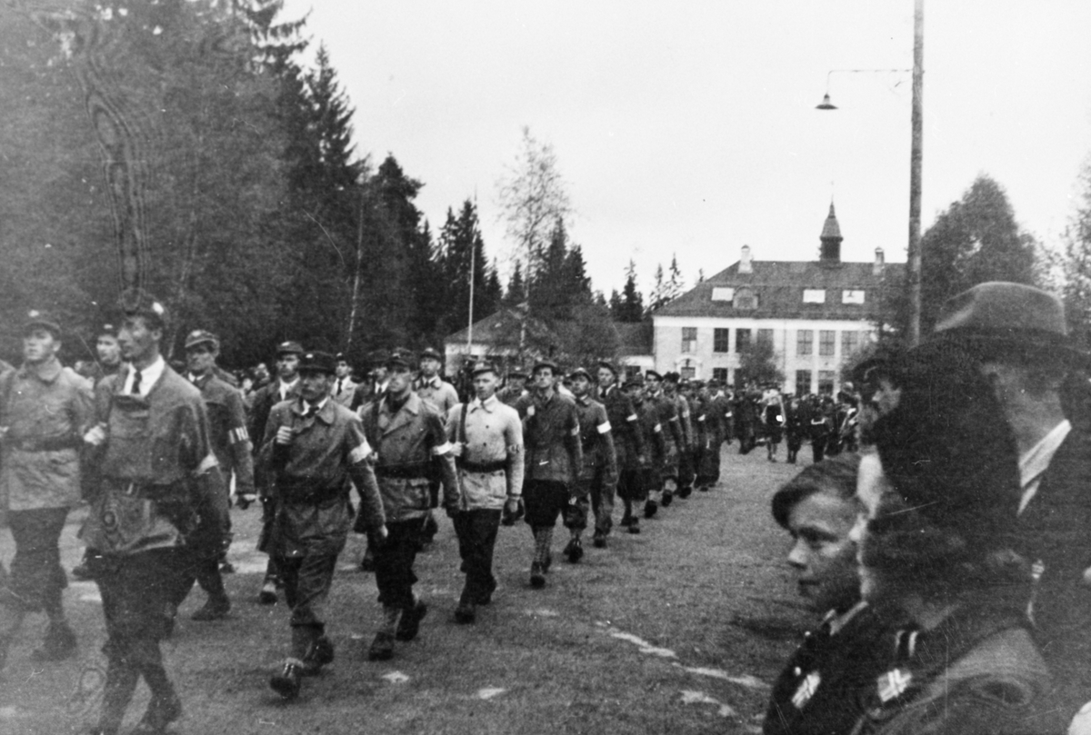 Oddvar Dobloug, Milorg-soldater defilerer.
