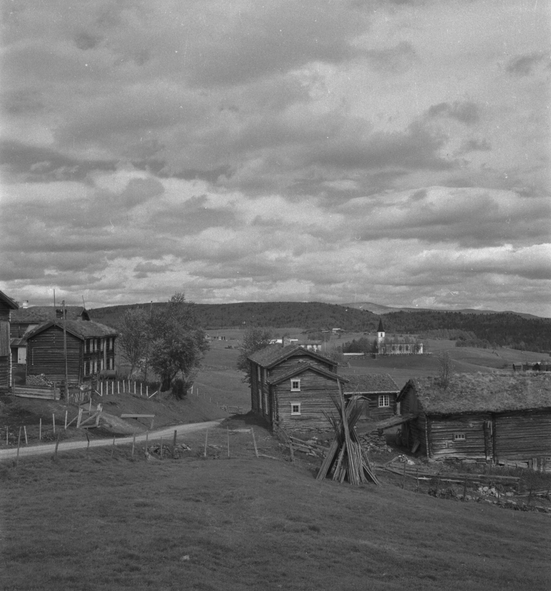 Per Magne Grue, Tolga, Vingelen, Ousta gård til h, Tollefsa til v.