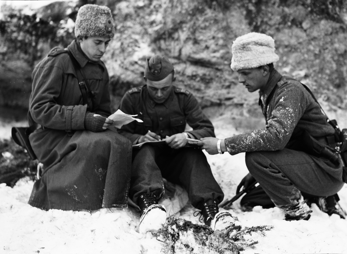 Paul Sandberg, "2,500 man på upländsk manöver. Realistisk strid under morgontimmarna i dag i trakten av Järlåsa", Uppland december 1942