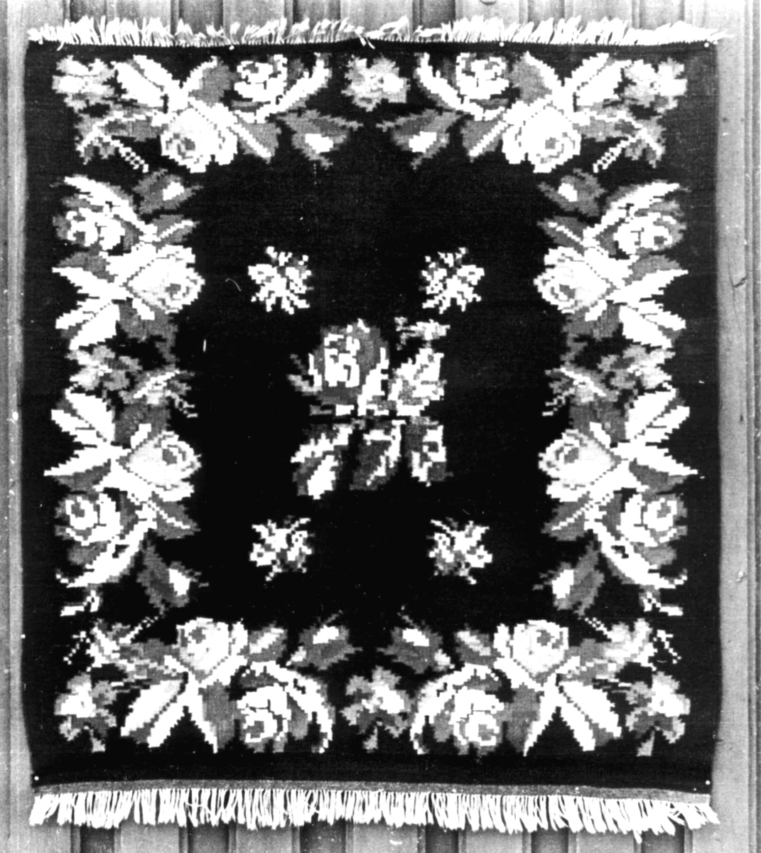 Anna Grostøl, Teppe, "roseteppe", vevd ca. 1920. Rutevev. Konsmo, Audnedal, Vest-Agder 1941.