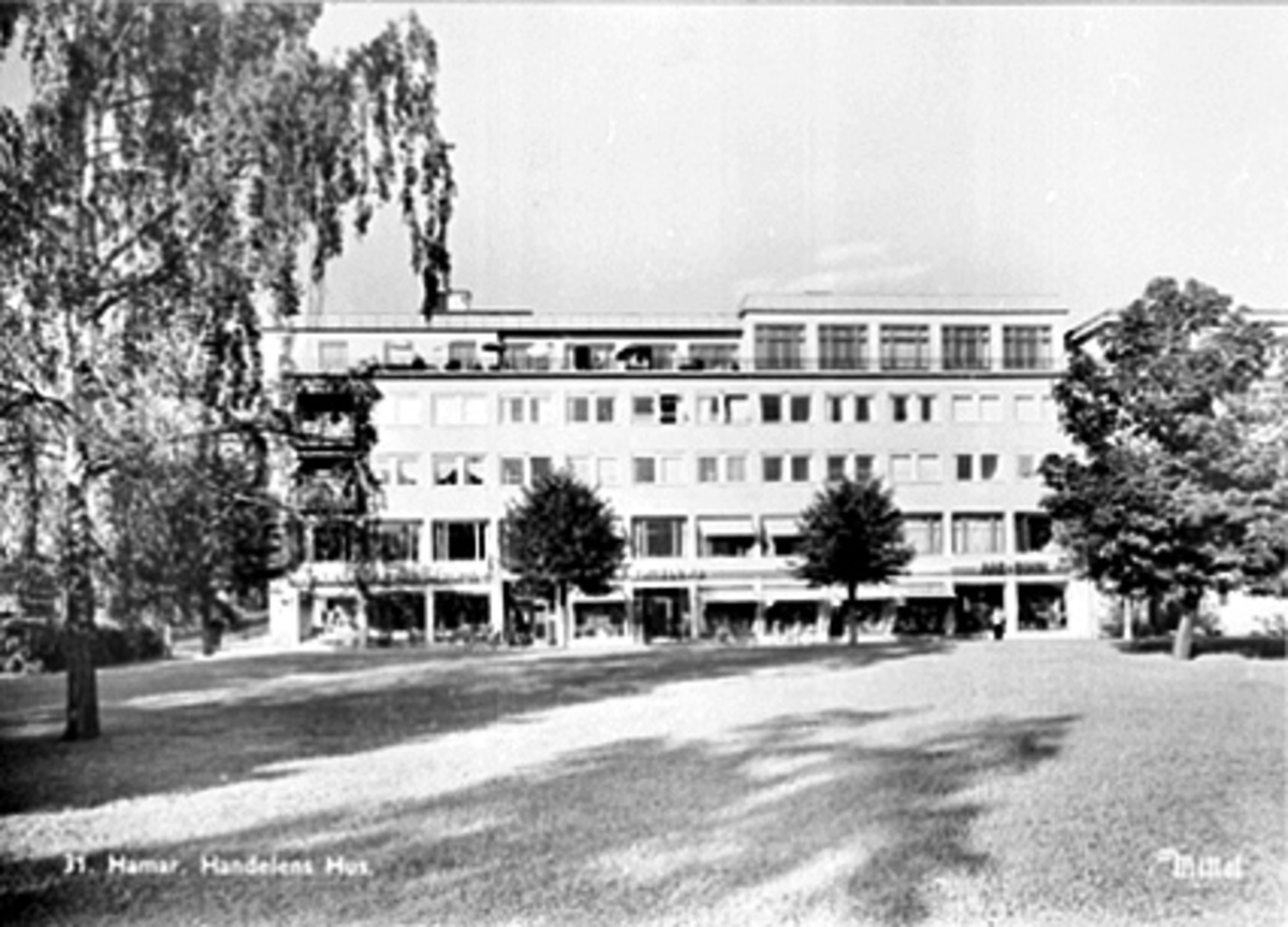 Anno Domkirkeodden, EKSTERIØR, HANDELENS HUS, STRANDGATA 45, STRANDGATEPARKEN I FORGRUNNEN