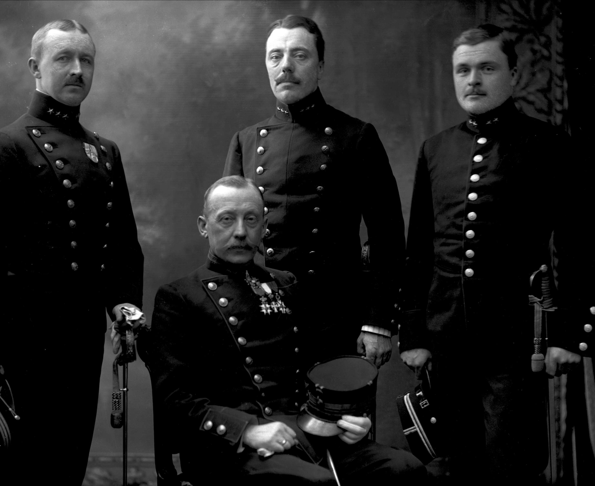 Gustav Borgen, Gruppeportrett, fire offiserer, kaptein Johan I K L'Orange til venstre.