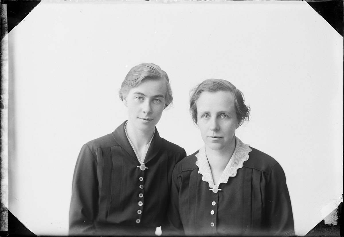 Skötsner-Edhlund, Ateljéporträtt - Hildur Eriksson från Östhammar, Uppland och Hedenström från Sandviken, Gästrikland1921