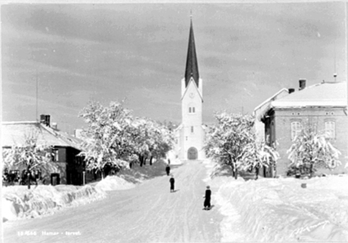 Anno Domkirkeodden, VINTER PÅ STORTORGET, BRØYTEKANTER, FOLK, HAMAR DOMKIRKE I MIDTEN
