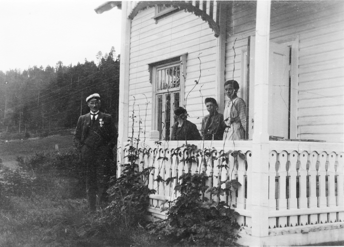 Ukjent, Personer på veranda