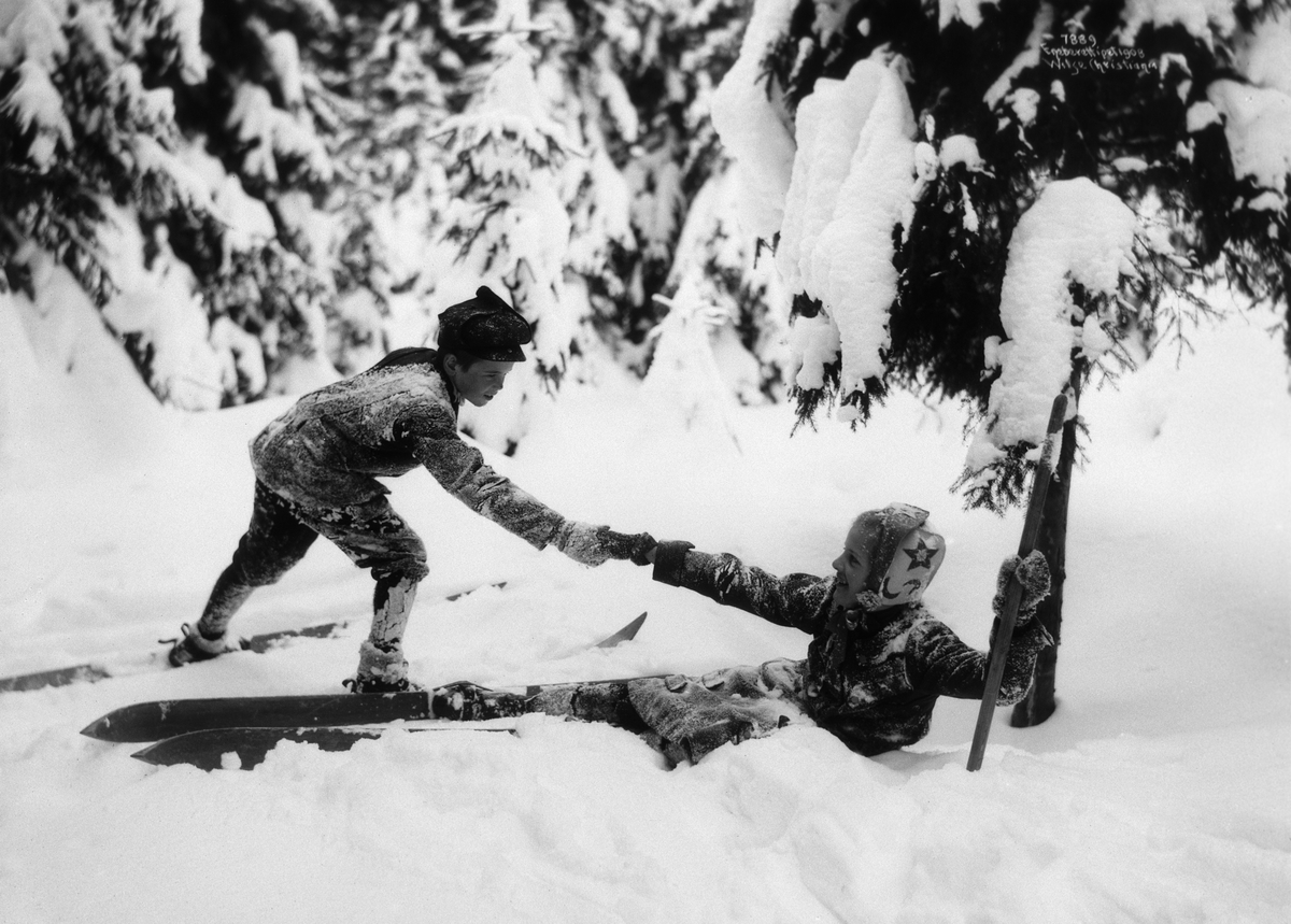 Anders Beer Wilse, Prot: Hjelp mig op Skiløpere Maia og Robert 1908
