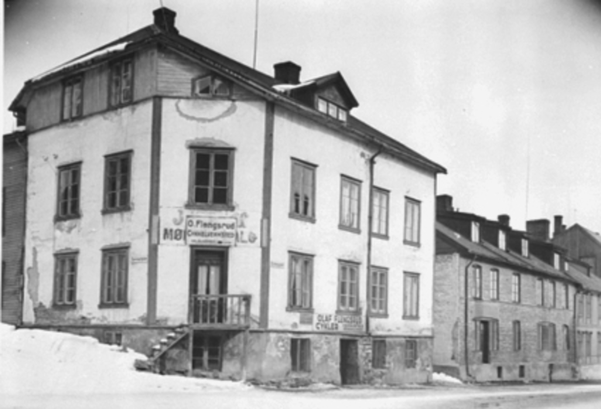 Anno Domkirkeodden, KRYSSET GRØNNEGATE 61-63/SEMINARGATA, RØVERBORGEN, O. FLENGSRUD. Krysset Grønnegata og Seminargata. Hjørnegården ble bygget ca. 1880 og var eid av Borger Larsen som fikk innredet stedet til boliger som han leide ut. I 1940 var det 16 leiligheter her og gikk under navnet "Røverborgen". I 1942 overto…