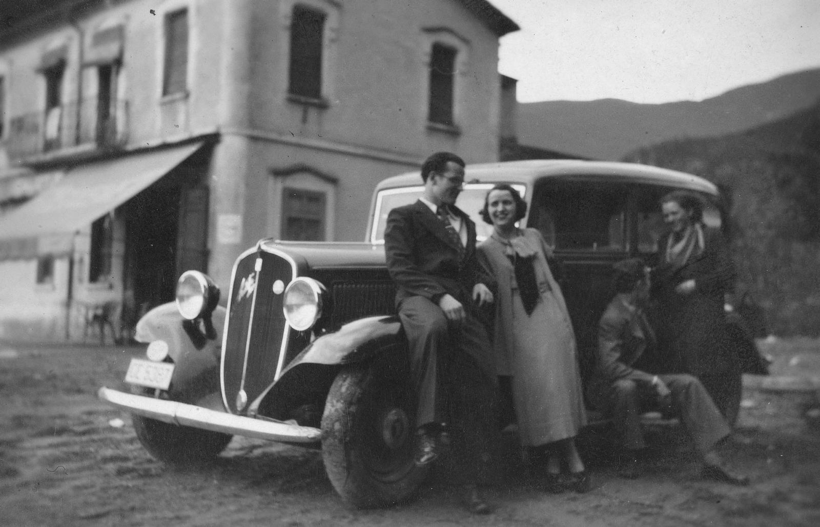 Desconegut, [Retrat en un cotxe]
