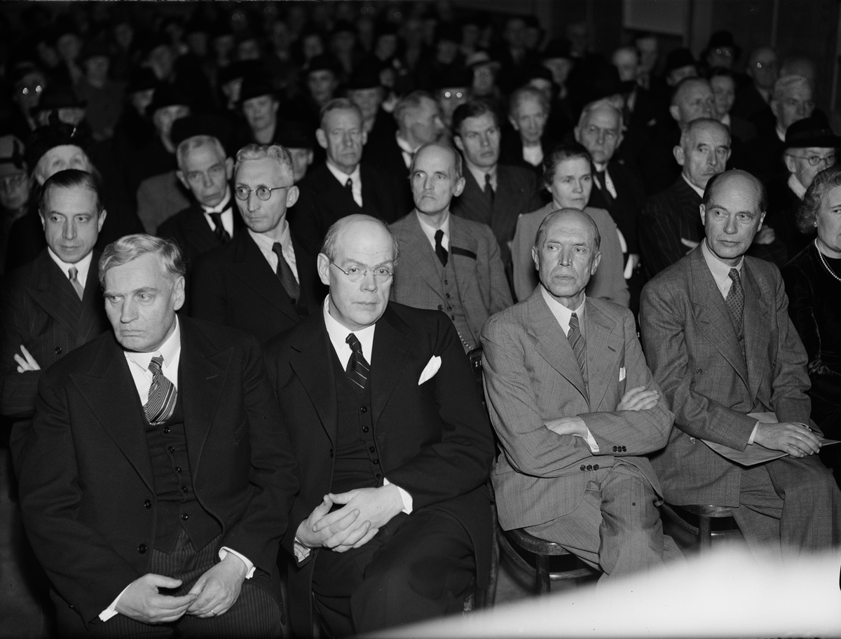 Paul Sandberg, Åhörare på Uppsala arbetarinstituts 60-årsfirande på KFUM-borgen - bland andra institutets föreståndare läroverksadjunkt Carl Cederblad, professor H S Nyberg, doktor Hilding Lindberg och landshövding Rickard Sandler