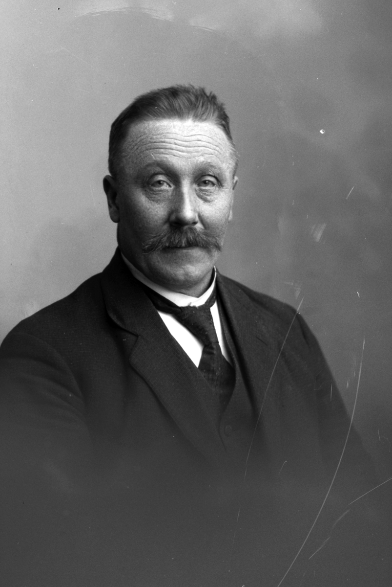 Christian Grundseth, JOHANSEN BYGGMESTER, HALVFIG. , 23287