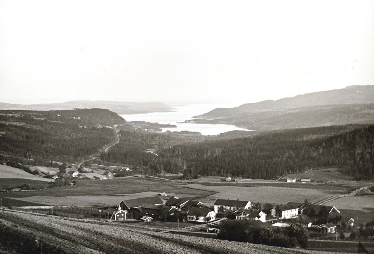 Ole Hansen Løken, LANDSKAP VELDRE, RUDSHØGDA i Ringsaker, MOT FURNESFJORDEN.