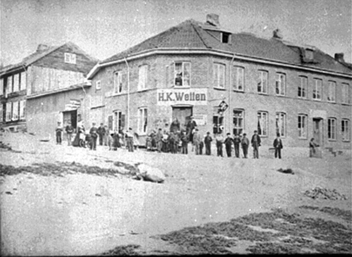 Anno Domkirkeodden, Eksteriør:Torggata 55 i Hamar. Bygård, Glassmester Haagen Knudsen Wetten sin forretningsgård. Fra venstre: H. P. Olsen Hjulmaker, øverst til høyre på trappa: Haagen Wetten Knudsen, født: 15. 06. 1825. Gården brant i 1879.