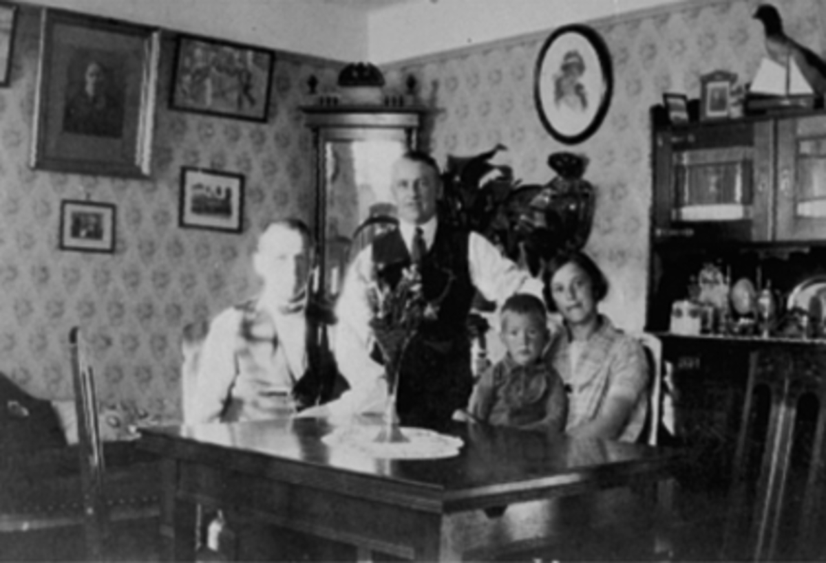 Anno Domkirkeodden, STUEINTERIØR, GRUPPE 4 FAMILIEN LARSEN, VAKTMESTER BERNHARD LARSEN, HARRY LARSEN, KAJANE MED SØNN PÅ FANGET