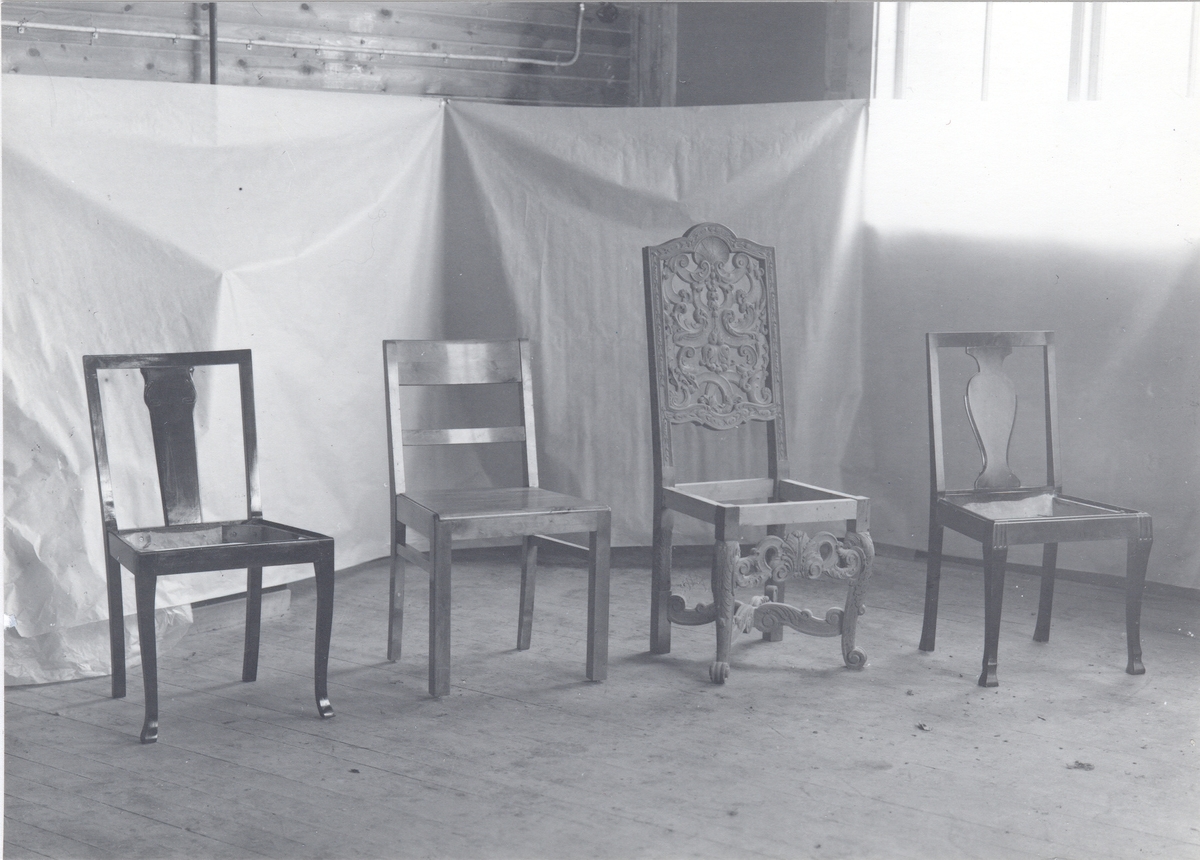 Emil Karlsson, Stolar från 1920-talet tillverkade på Bröderna Nylanders möbelfabrik i Misterhult. Den elegant snidade ekstolen, tvåa från höger, skars av Arvid Konradsson, och såldes till en antikaffär i Stockholm.