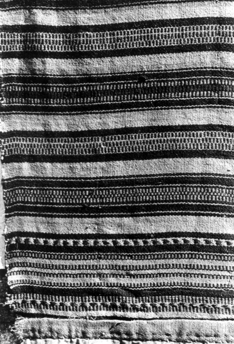 Anna Grostøl, Detalj av teppe, toskaft og smettebord. Eiken, Hægebostad, Vest-Agder 1941.