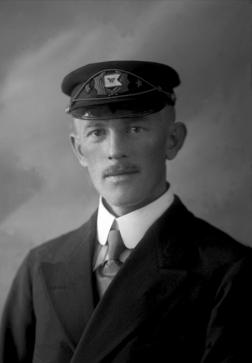 Gustav Borgen, Portrett, J. Aarvik med uniformslue.