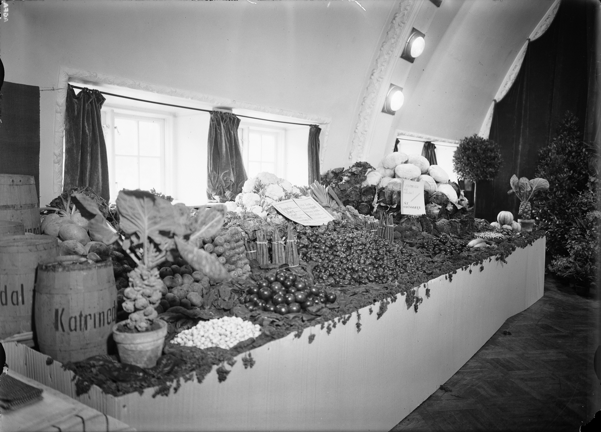 Paul Sandberg, Kitchen garden products of all kinds "at the Food Fair organized by the Household Society and the Upsala County Parents Association, likely at Norrland’s Nation, Västra ÅK
