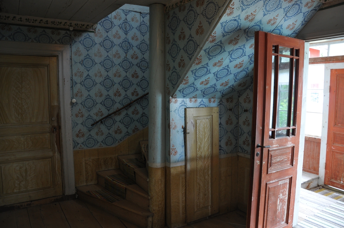 Simon Langwagen, Interiör från förstugan i parstugan på Nygårdsgården i Bingsjö. Byggnaden stod ursprungligen på annan plats i byn men flyttades omkring 18601861 till nuvarande plats som då var åkermark.