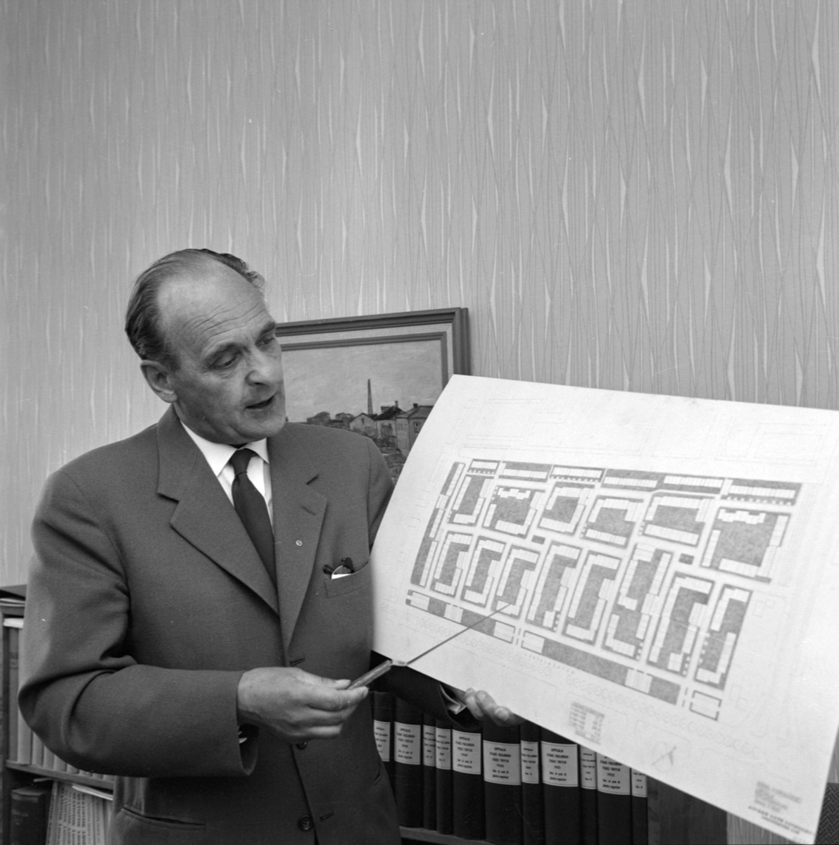 Uppsala-Bild, Parliamentary Einar Eriksson with drawing of the residential area at Kvarngärdet, Uppsala 1961