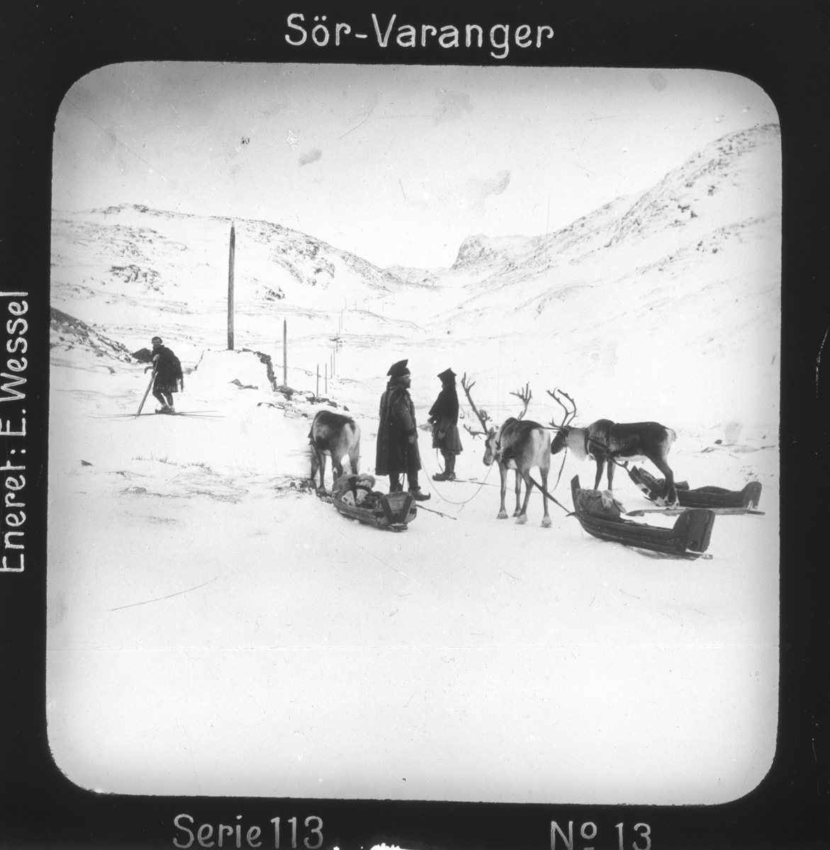Ellisif Rannveig Wessel, Doktorskyss over fjellene mellom Bugøynes og Bugøyfjord, Sør-Varangervidda, Finnmark. Transporten ledes av en "vappus", samisk fører, i samtale med same på ski. Motivet har nr.13 i lysbildeforedraget kalt "I lappernes land - Sør-Varanger", utgitt i Nerliens Lysbilledserier, serie nr 113.