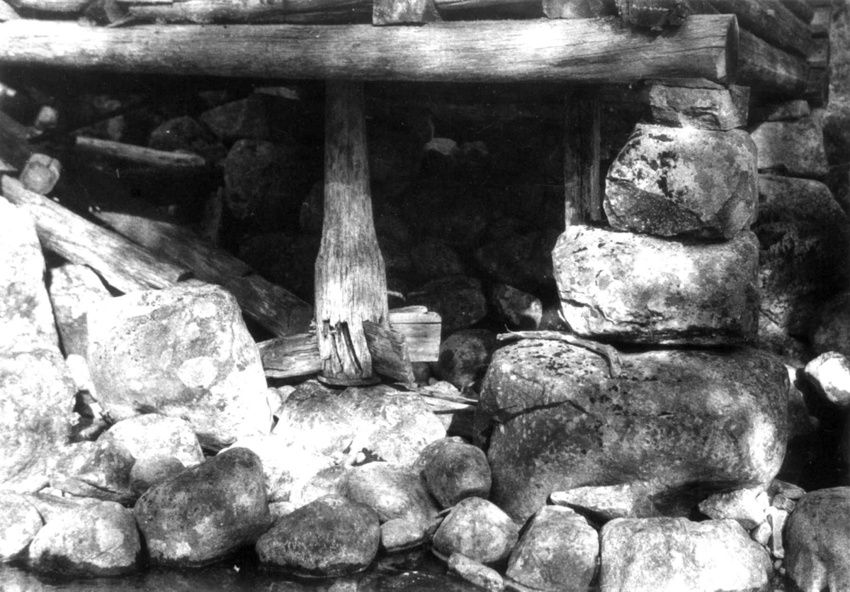 Anna Grostøl, Detalj av møllekvern i skogen sør for Austenå i Tovdal 1936.