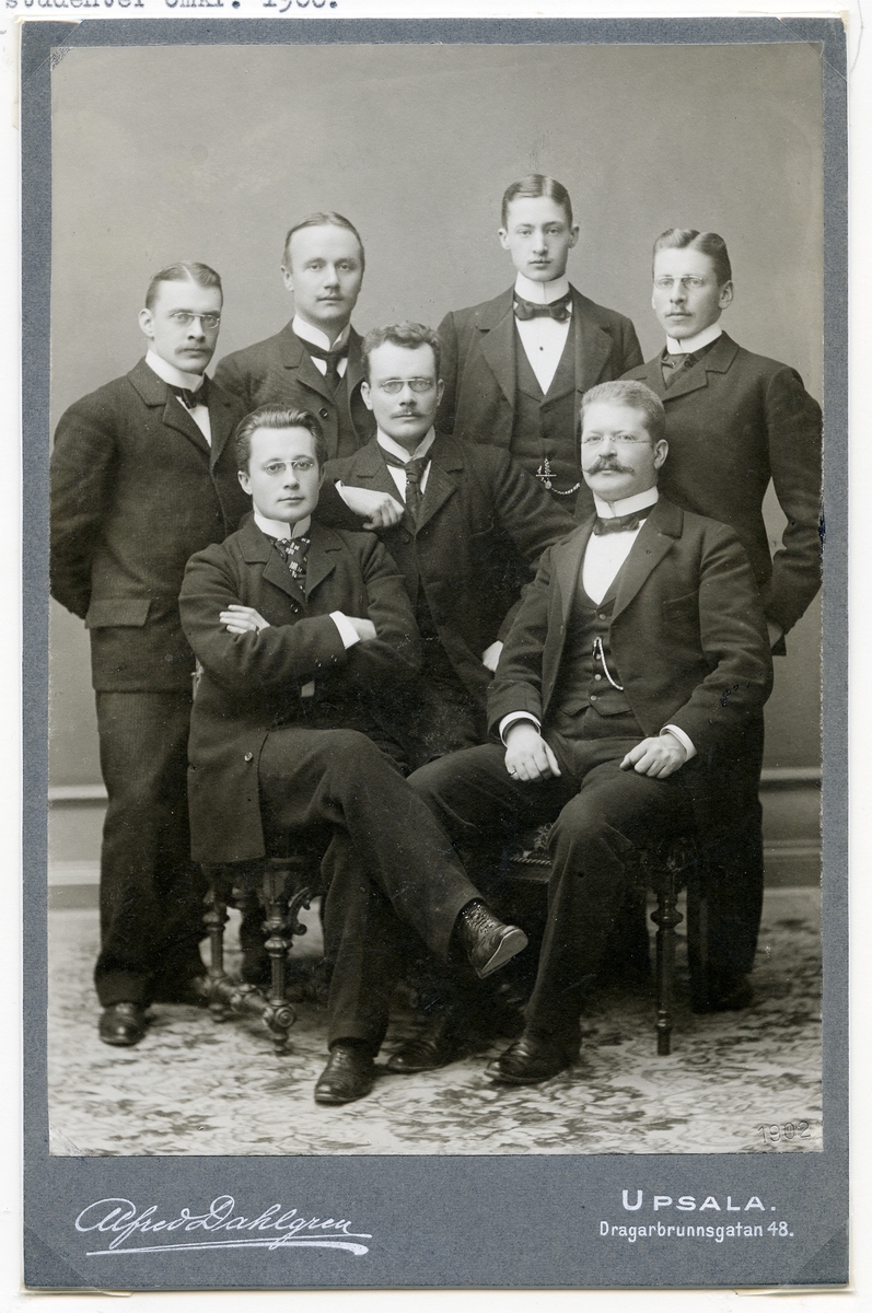 Alfred Dahlgren, Cabinet photograph - seven men dressed suit, shirt with steel collar, Uppsala 1902