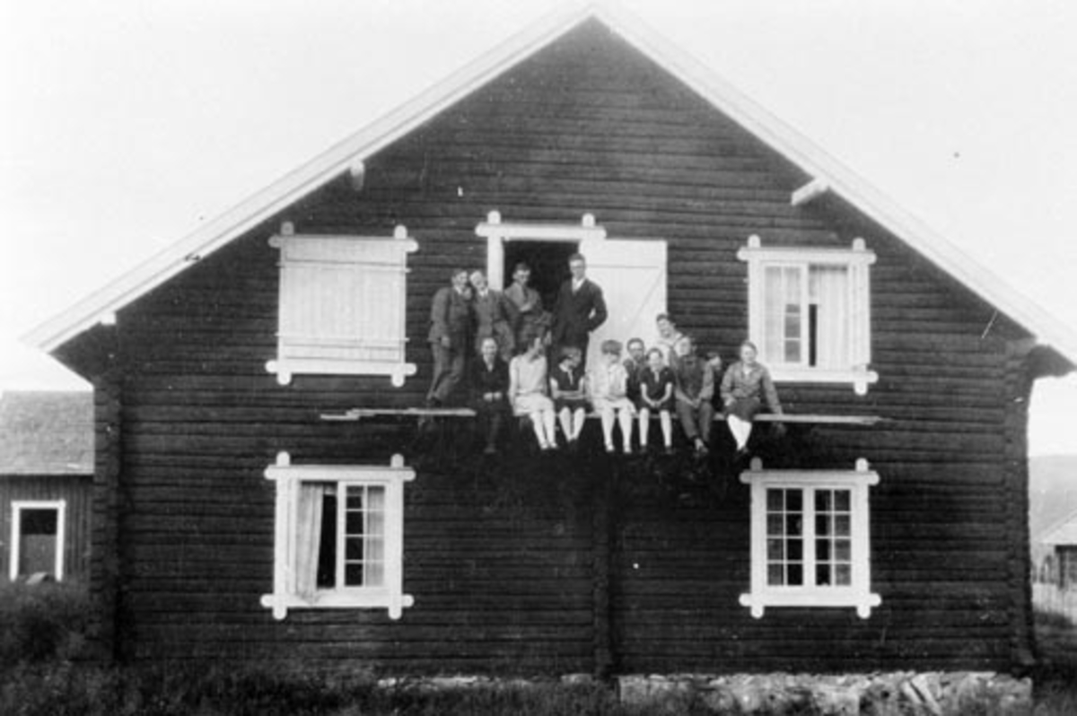 Anno Domkirkeodden, Eksteriør, størhus, Stenstilen seter, Ringsaker Almenning. gruppe mennesker på veranda.