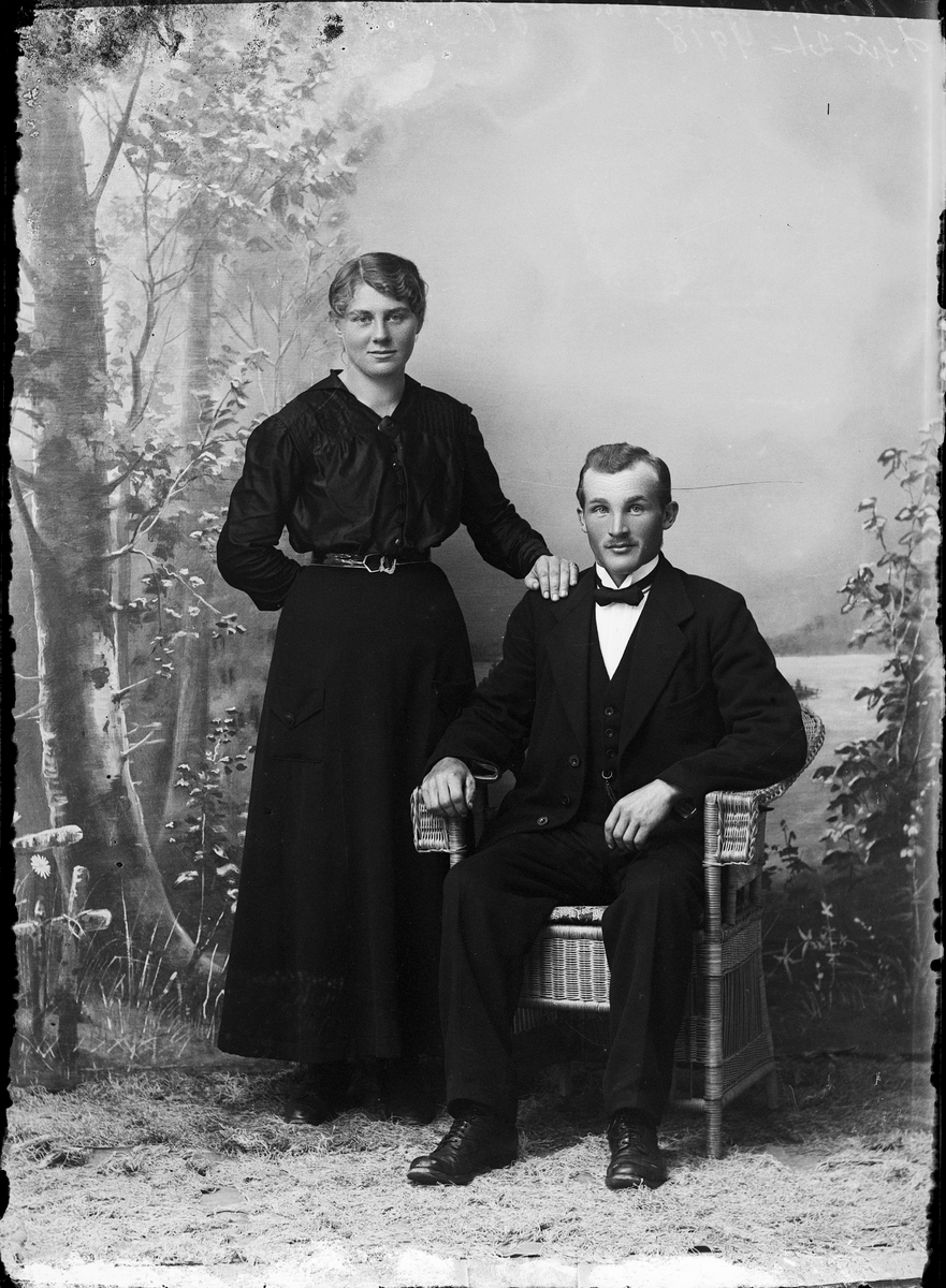 Skötsner-Edhlund, Ateljé portrait - woman together with Konrad Jansson from Raggarön, Börstil parish, Uppland 1918